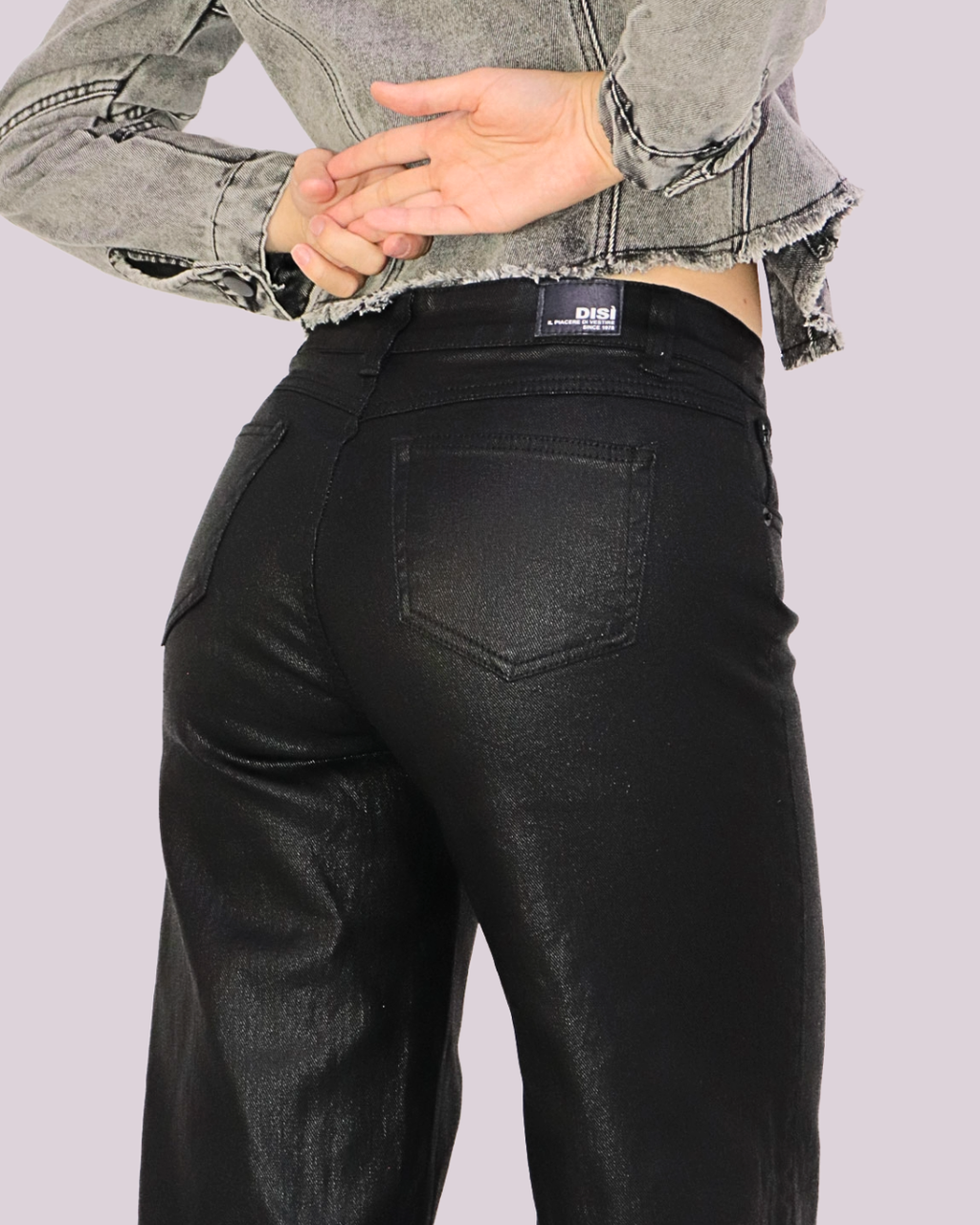 JEAN TIRO ALTO EFECTO CUERO BOTA RECTA