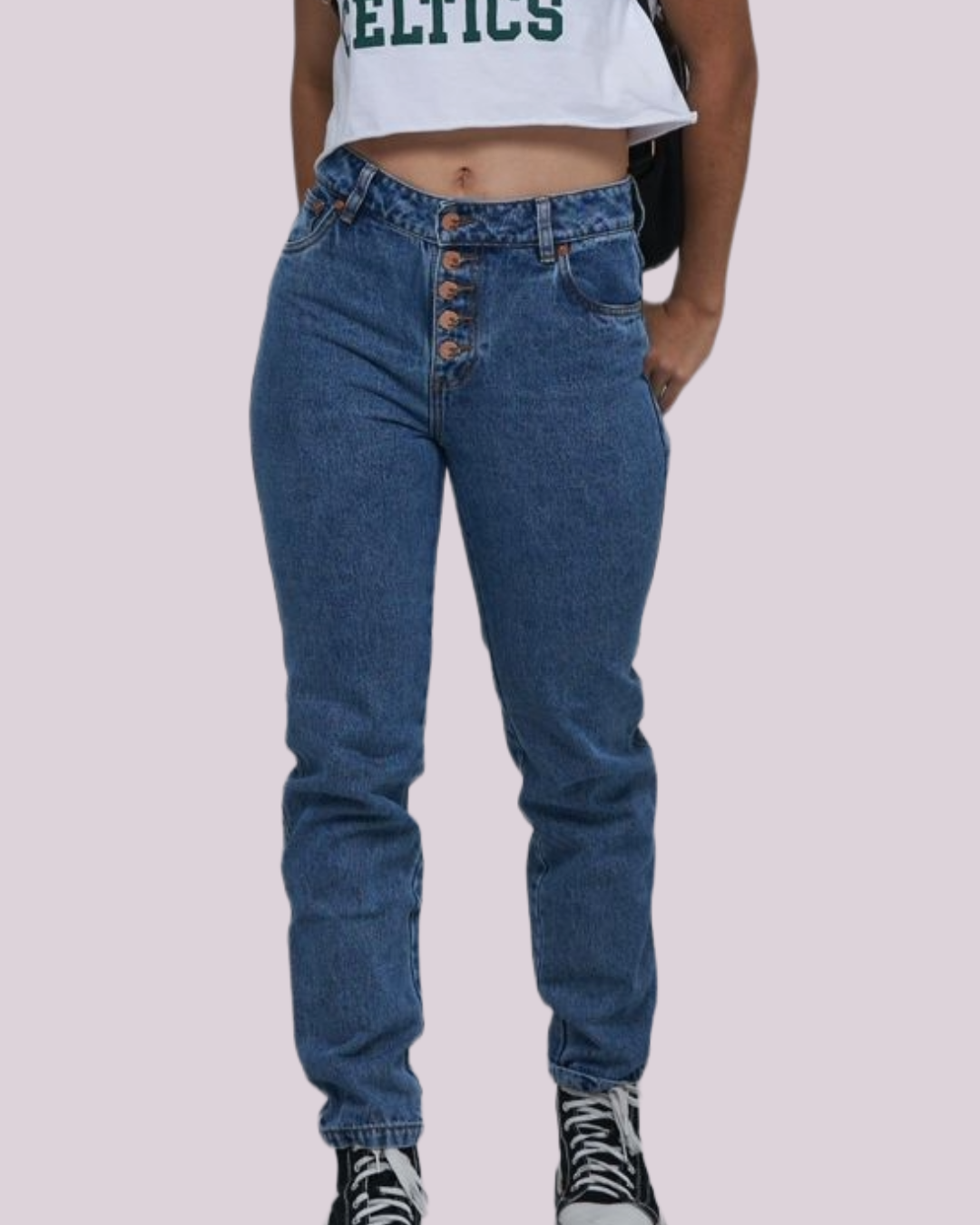 JEAN TIRO ALTO BOTA SEMI AJUSTADA (MOM FIT)