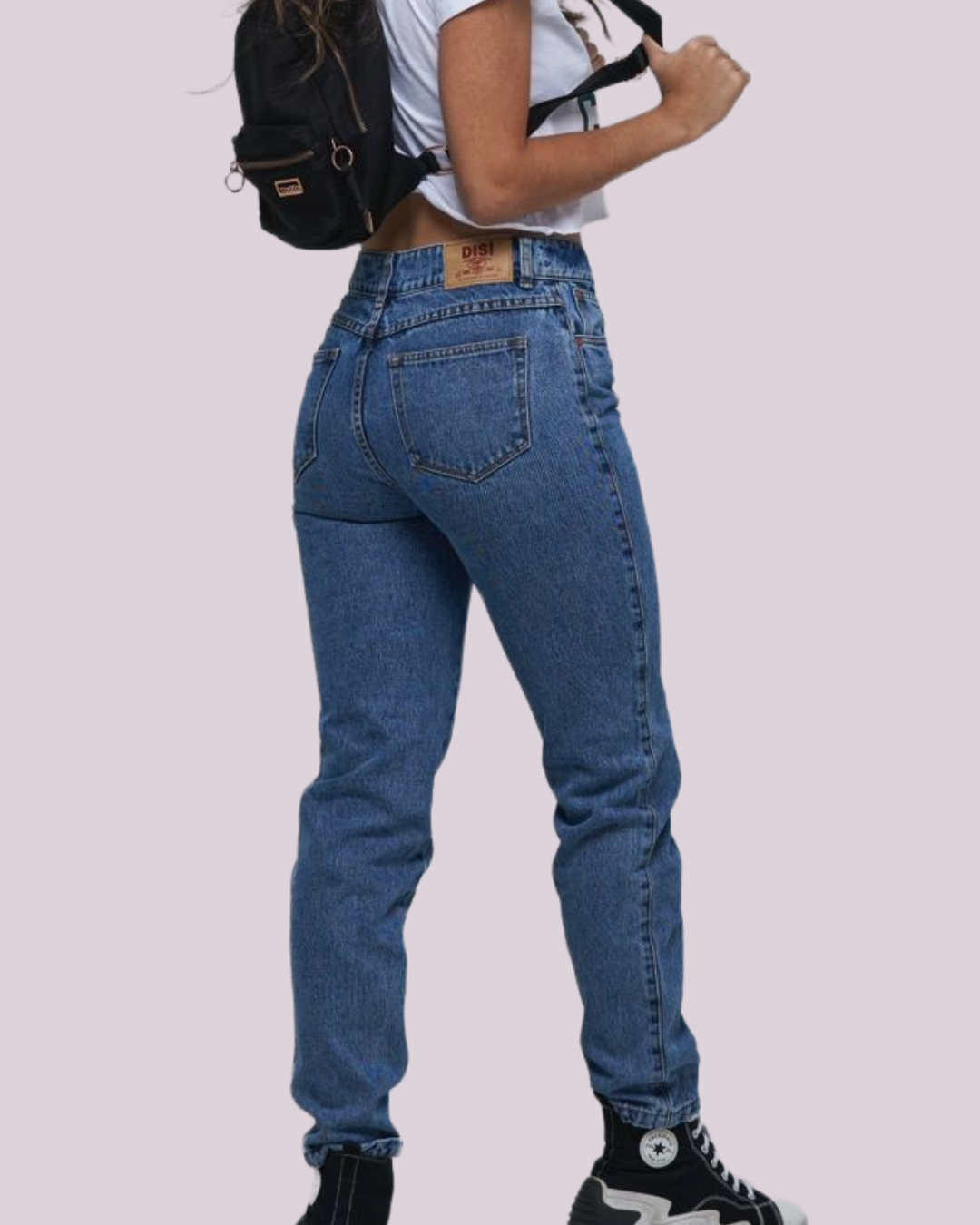 JEAN TIRO ALTO BOTA SEMI AJUSTADA (MOM FIT)