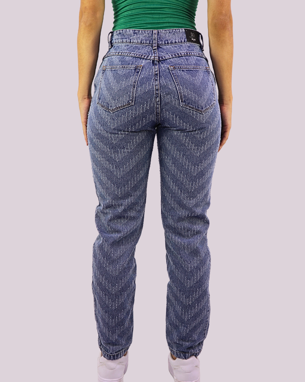 JEAN TIRO ALTO BOTA SEMI AJUSTADA (MOM FIT)