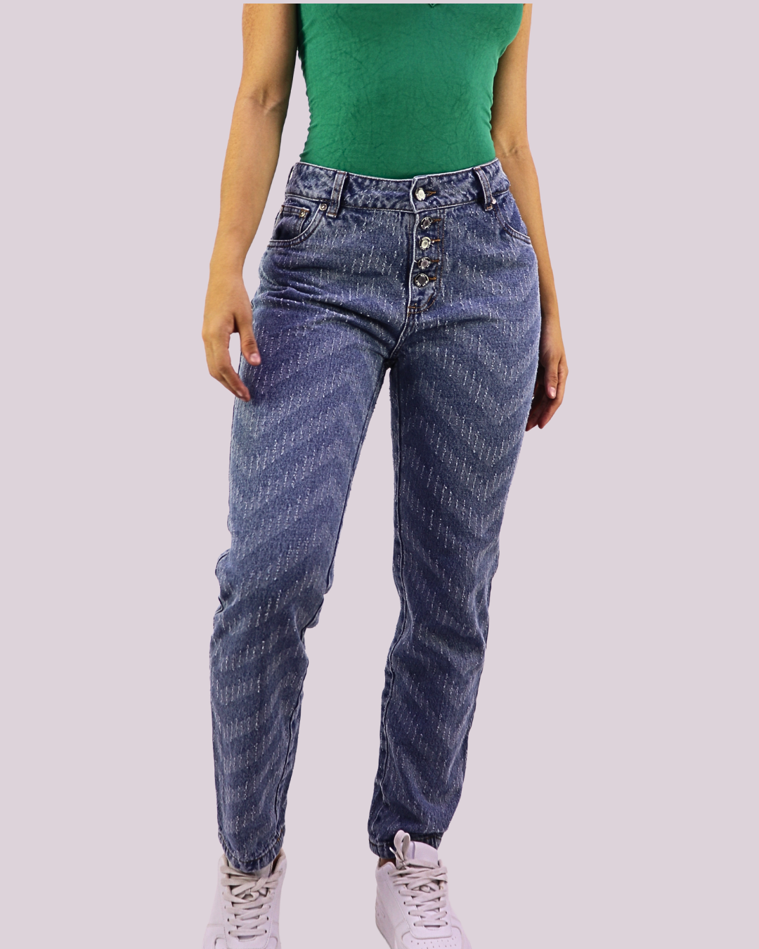 JEAN TIRO ALTO BOTA SEMI AJUSTADA (MOM FIT)