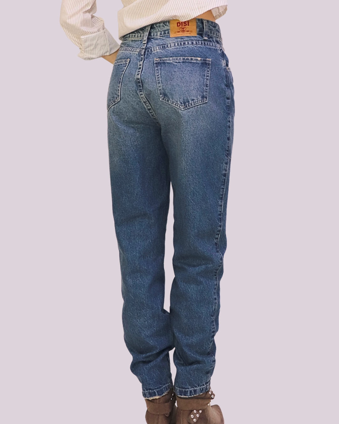 JEAN TIRO ALTO BOTA SEMI AJUSTADA (MOM FIT)