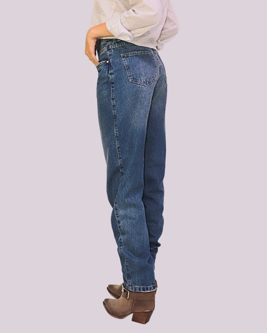 JEAN TIRO ALTO BOTA SEMI AJUSTADA (MOM FIT)