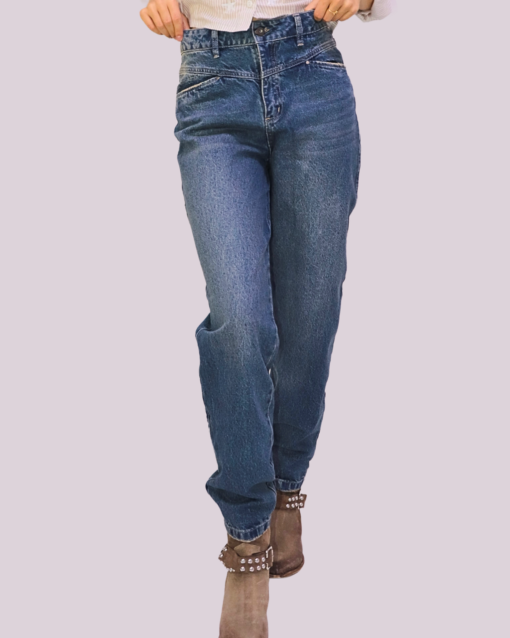 JEAN TIRO ALTO BOTA SEMI AJUSTADA (MOM FIT)