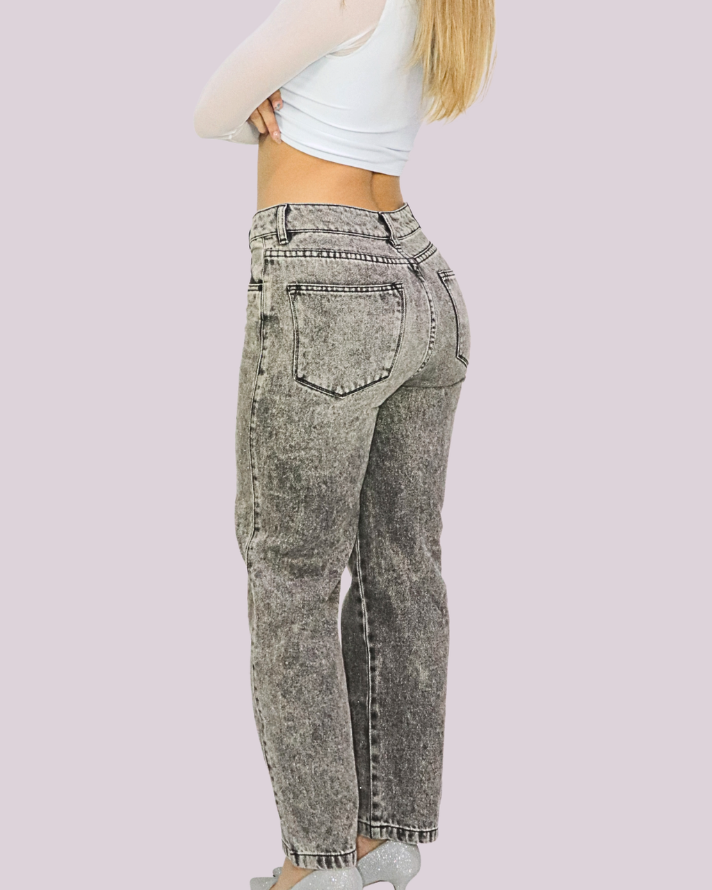 JEAN TIRO ALTO BOTA SUELTA CON TACHES
