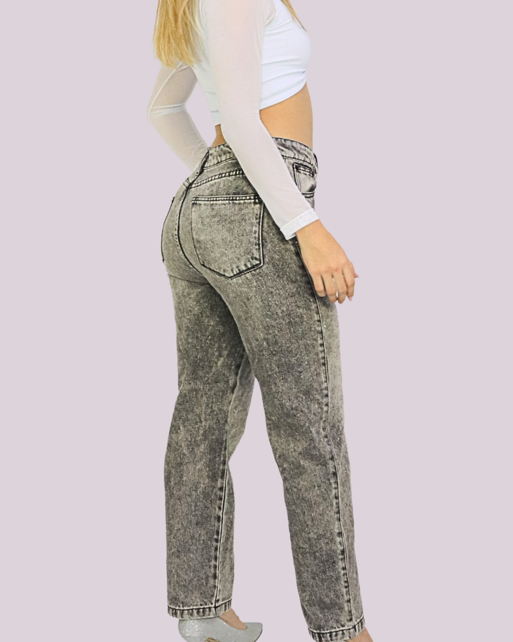 JEAN TIRO ALTO BOTA SUELTA CON TACHES