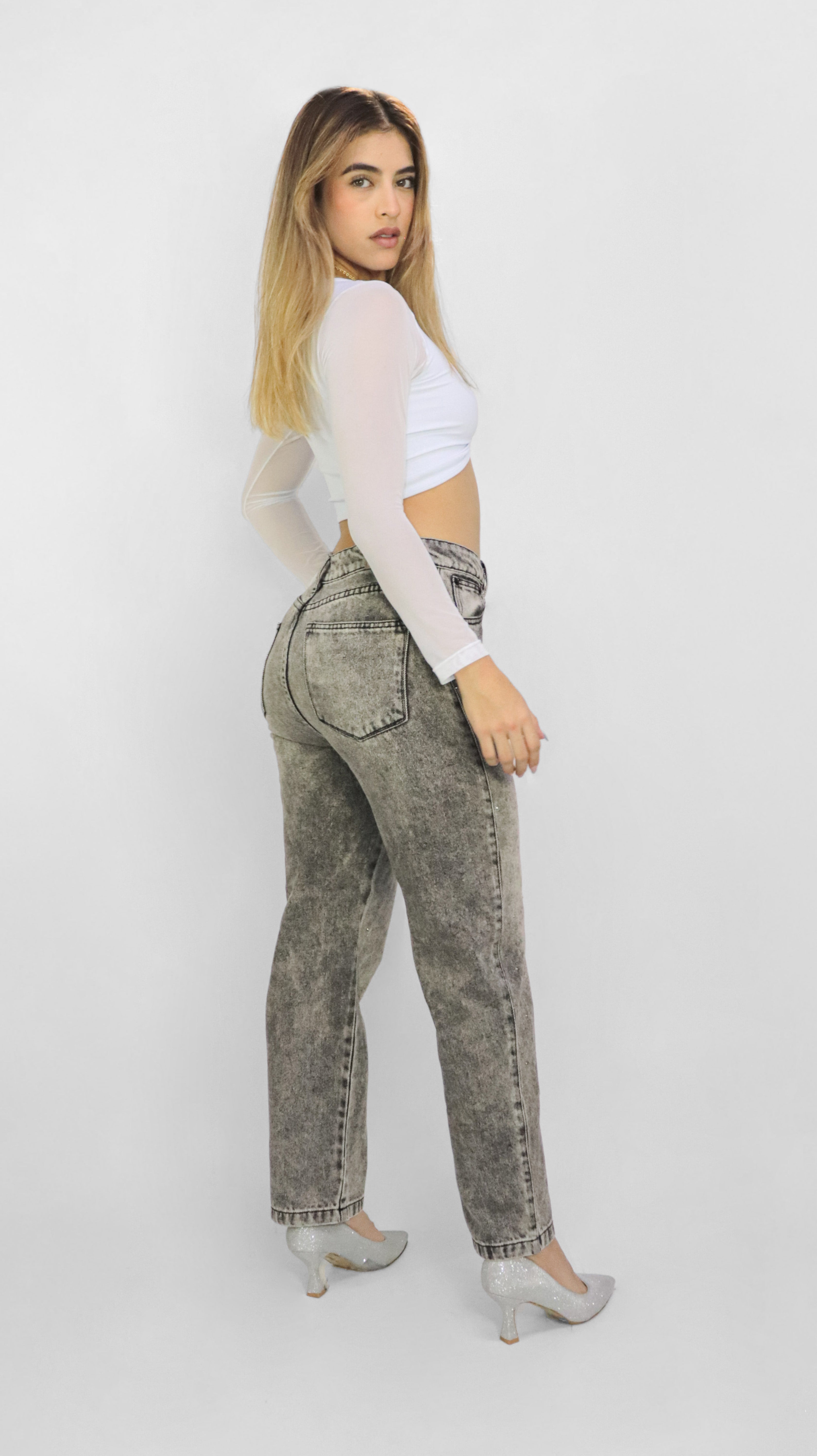 JEAN TIRO ALTO BOTA SUELTA CON TACHES