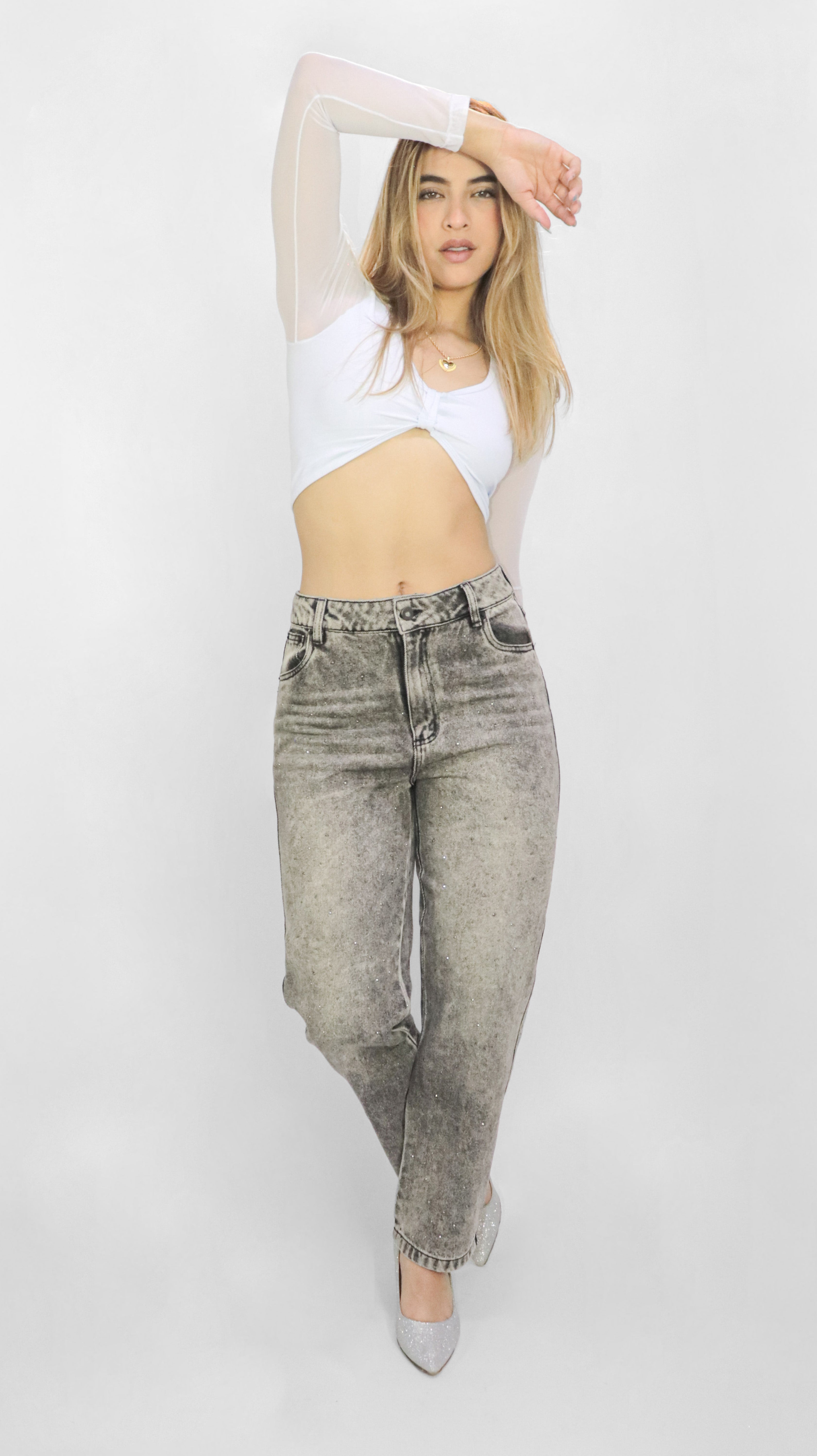 JEAN TIRO ALTO BOTA SUELTA CON TACHES