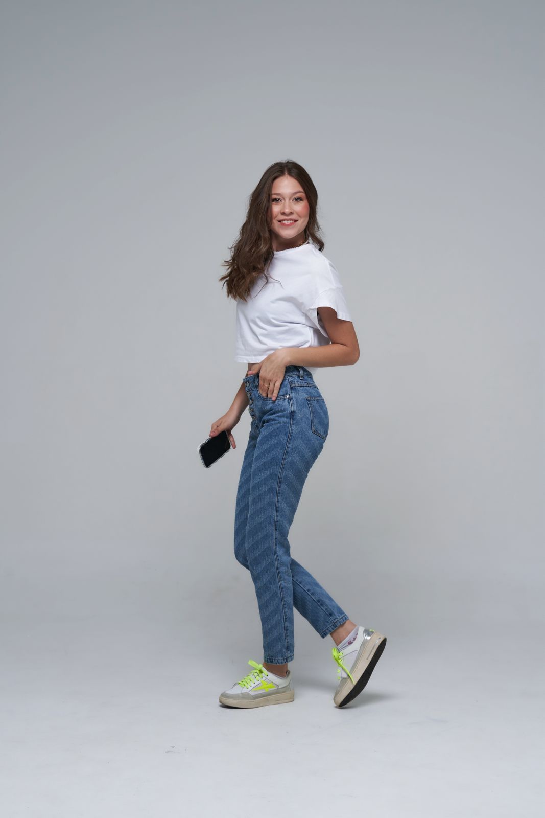 JEAN TIRO ALTO BOTA SEMI AJUSTADA (MOM FIT)